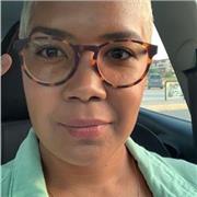 Docente di música impartisce lezioni di musica per tutti